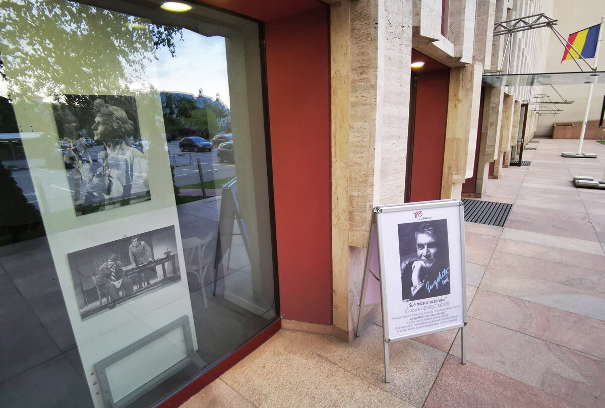 Expoziția dedicată lui George Motoi este expusă pentru public și poate fi văzută din stradă